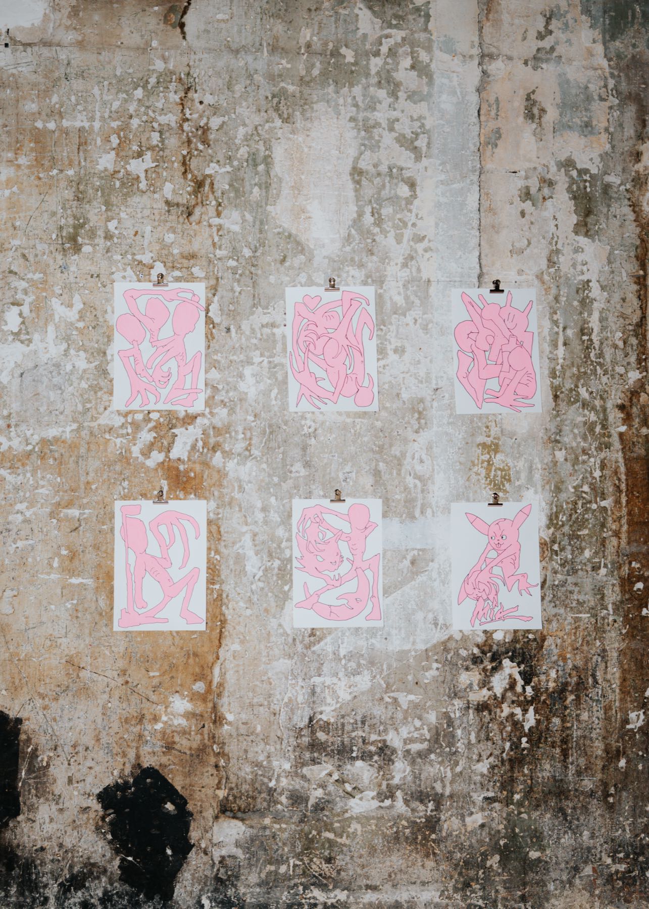 Exposition sur les murs bruts de l'atelier